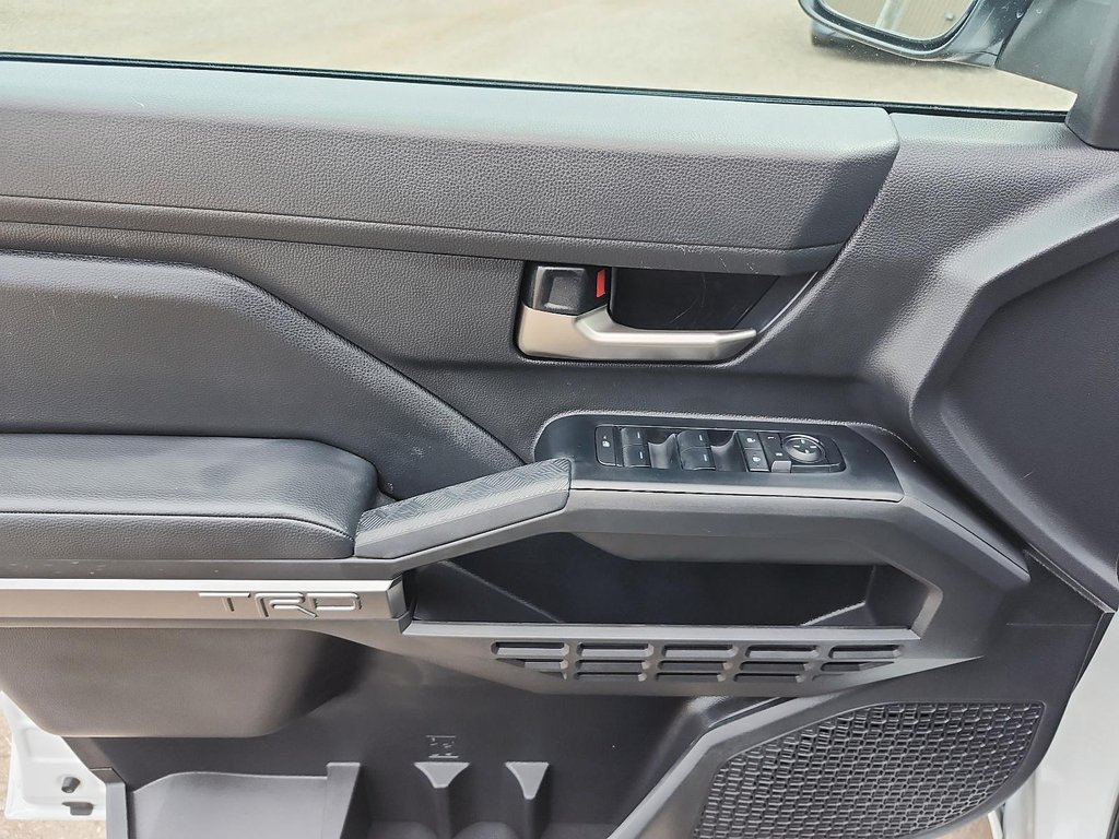 2025 Toyota TACOMA HYBRID Tacoma HV Double Cab in Stratford, Ontario - 11 - w1024h768px