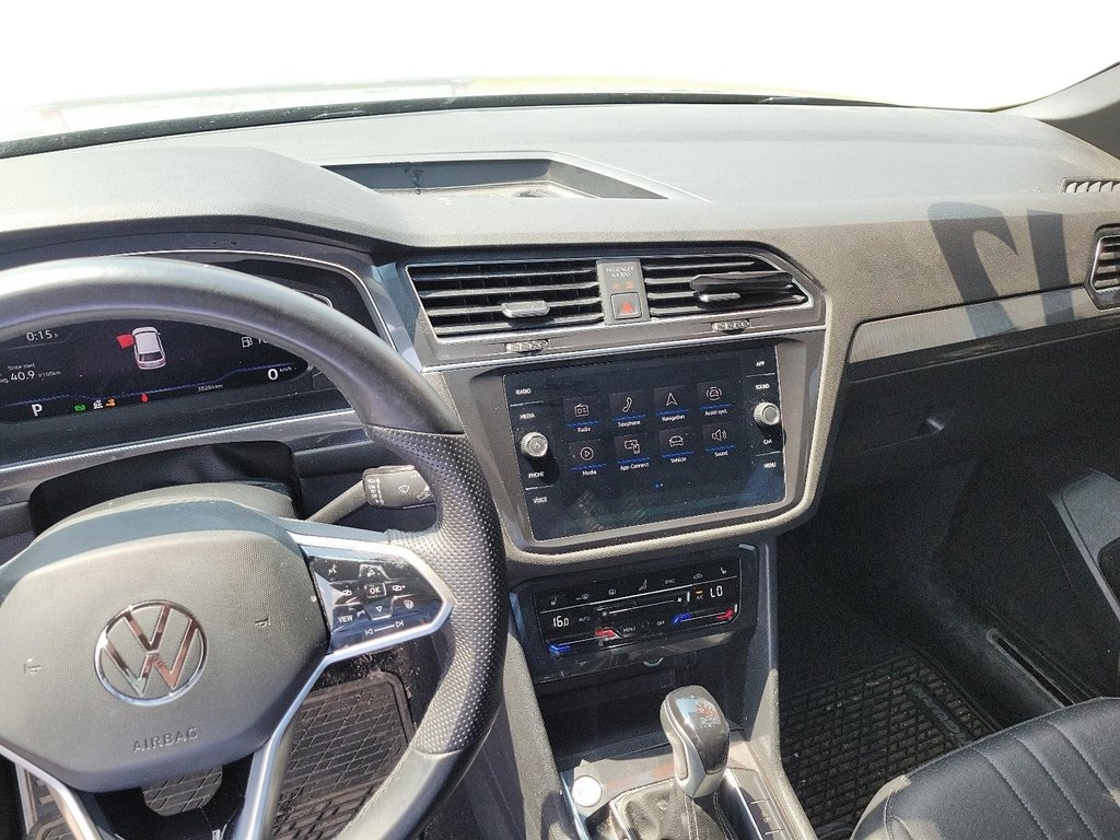 2023 Volkswagen Tiguan Comfortline R-Line Black 2.0T 8sp at w/Tip 4M in Brantford, Ontario - 13 - w1024h768px