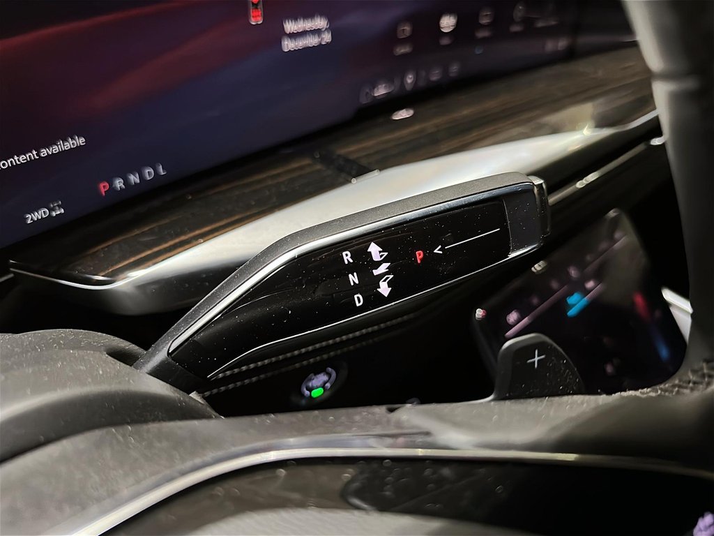 2025 Cadillac Escalade ESV PREMIUM LUXURY in Stratford, Ontario - 14 - w1024h768px