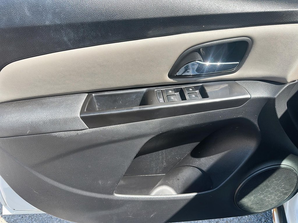 2014 Chevrolet Cruze 1LS in Stratford, Ontario - 9 - w1024h768px