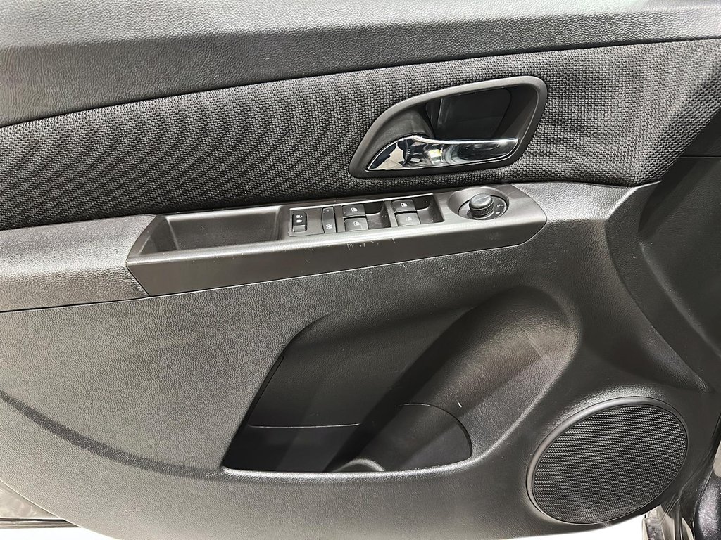 2016 Chevrolet Cruze LT TURBO Sedan in Stratford, Ontario - 10 - w1024h768px