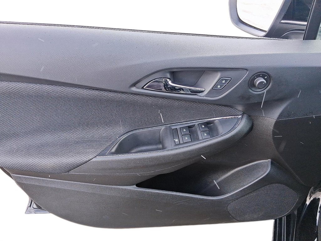 2017 Chevrolet Cruze LT MANUAL in Stratford, Ontario - 11 - w1024h768px