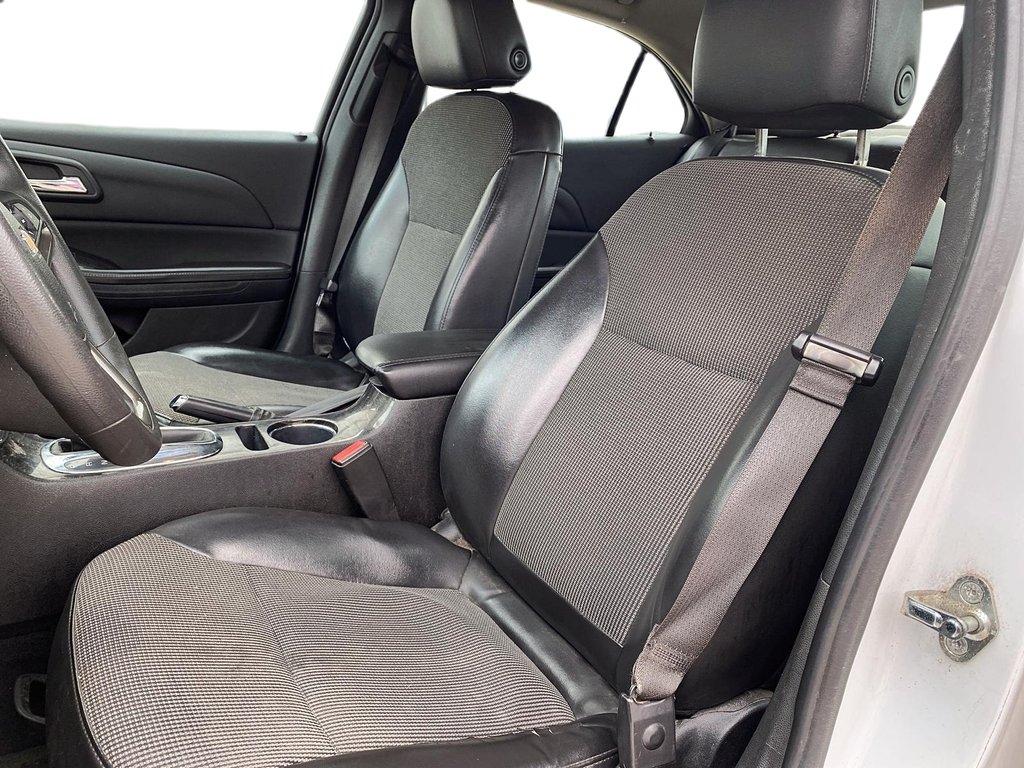 2016 Chevrolet Malibu 1LT Sedan in Stratford, Ontario - 7 - w1024h768px
