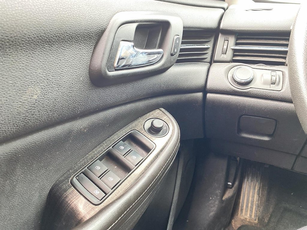 2016 Chevrolet Malibu 1LT Sedan in Stratford, Ontario - 10 - w1024h768px