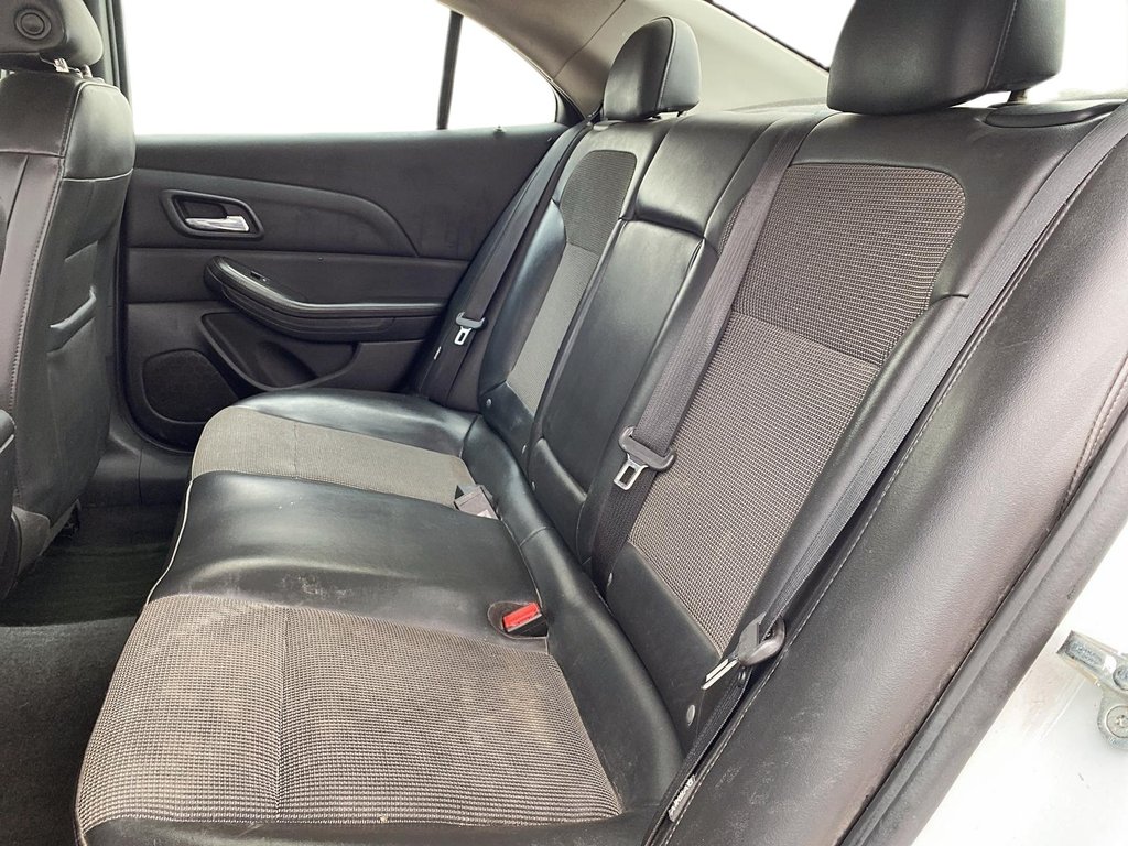 2016 Chevrolet Malibu 1LT Sedan in Stratford, Ontario - 8 - w1024h768px