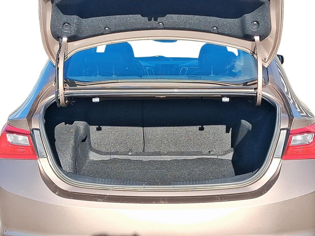 2018 Chevrolet Malibu LT in Stratford, Ontario - 6 - w1024h768px