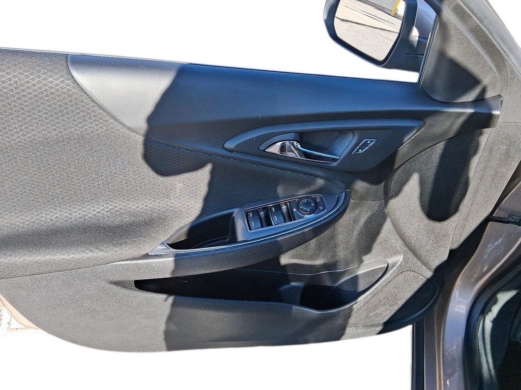 2018 Chevrolet Malibu LT in Stratford, Ontario - 11 - w1024h768px