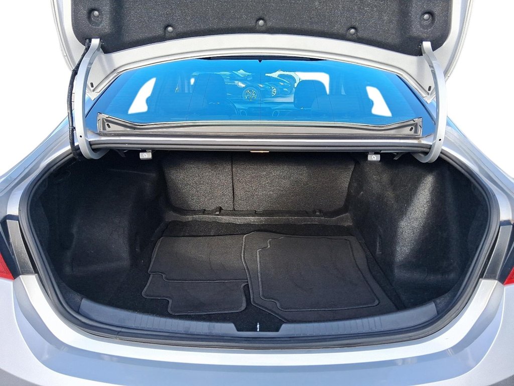 2020 Chevrolet Malibu LS in Stratford, Ontario - 6 - w1024h768px