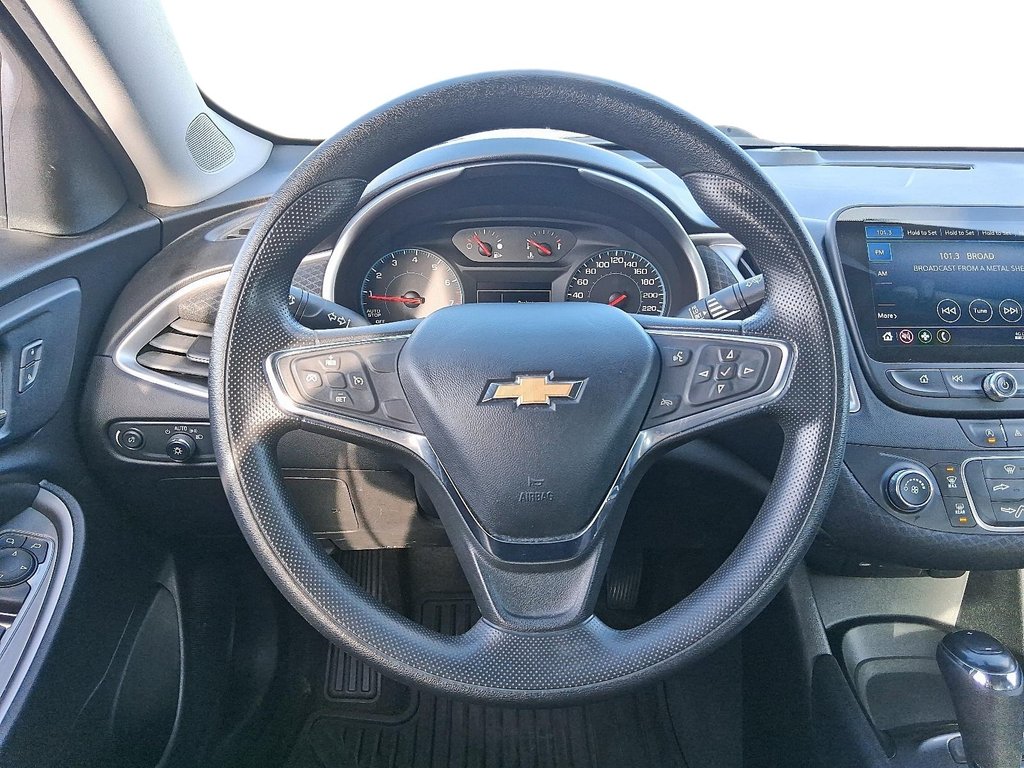 2020 Chevrolet Malibu LS in Stratford, Ontario - 12 - w1024h768px