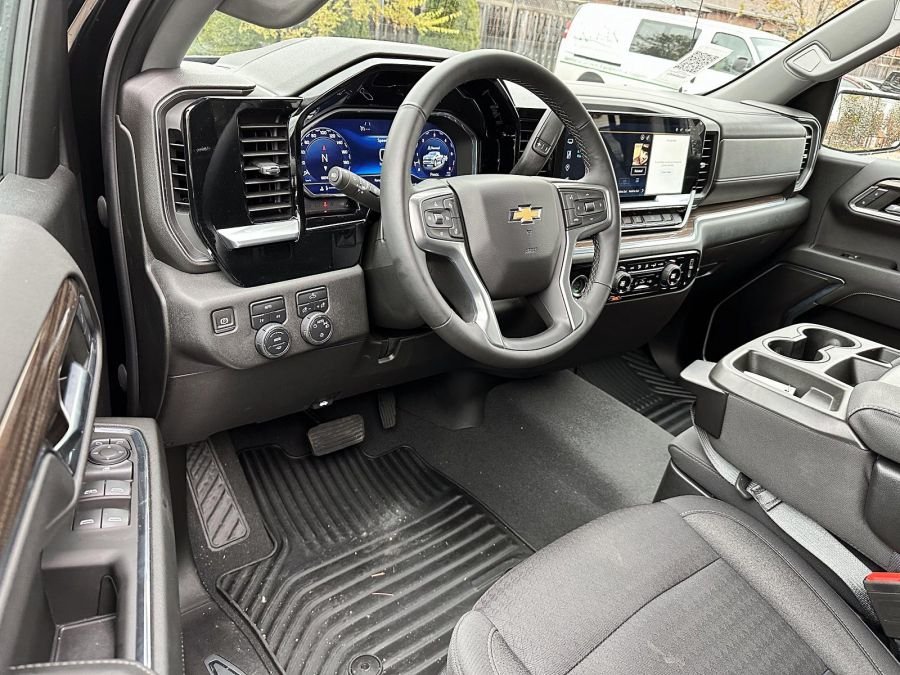 2023 Chevrolet Silverado 1500 LT SHORT BOX Truck in Stratford, Ontario - 11 - w1024h768px