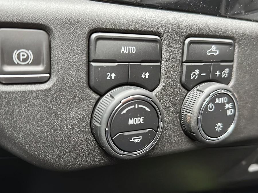 2023 Chevrolet Silverado 1500 LT SHORT BOX Truck in Stratford, Ontario - 17 - w1024h768px