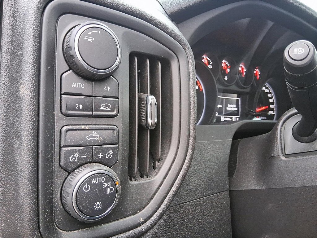 2023 Chevrolet Silverado 1500 Crew Cab Wt 4x4 in Stratford, Ontario - 17 - w1024h768px