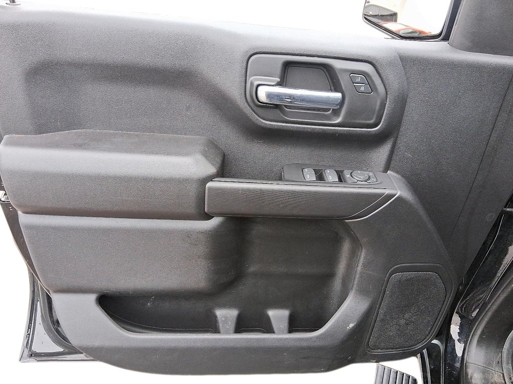 2023 Chevrolet Silverado 1500 Crew Cab 4x4 Custom in Stratford, Ontario - 11 - w1024h768px