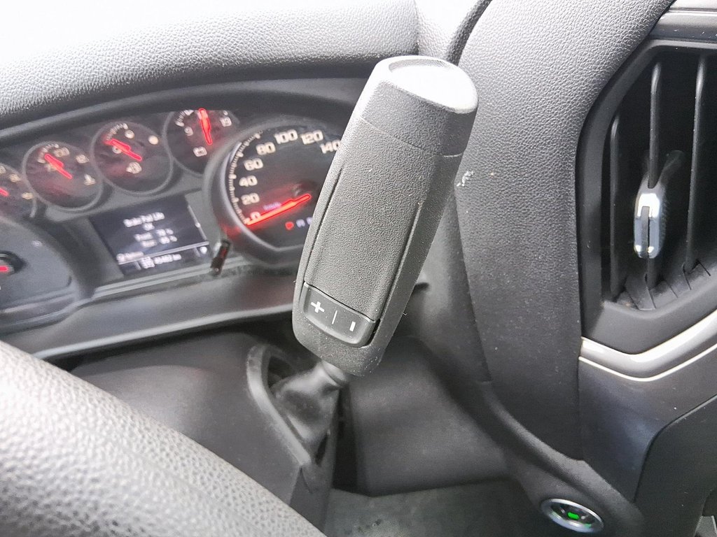 2023 Chevrolet Silverado 1500 Crew Cab 4x4 Custom in Stratford, Ontario - 16 - w1024h768px