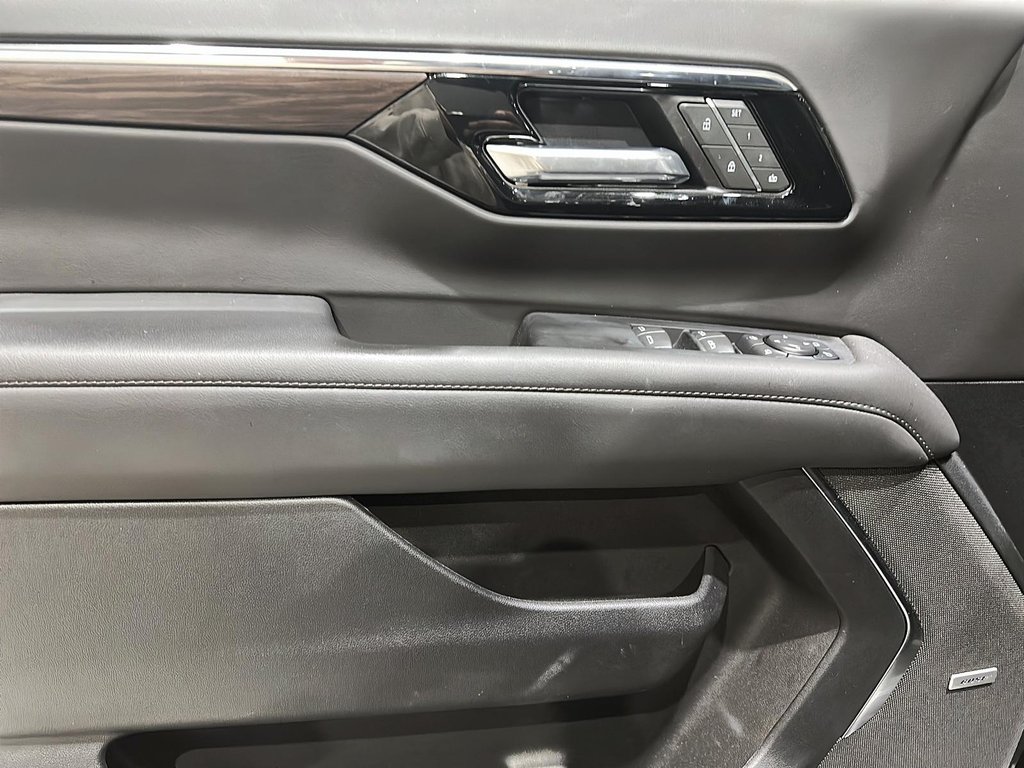 2025 Chevrolet Suburban LT in Stratford, Ontario - 10 - w1024h768px