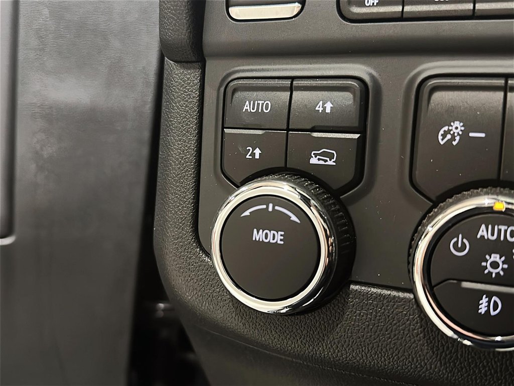 2025 Chevrolet Suburban LT in Stratford, Ontario - 15 - w1024h768px