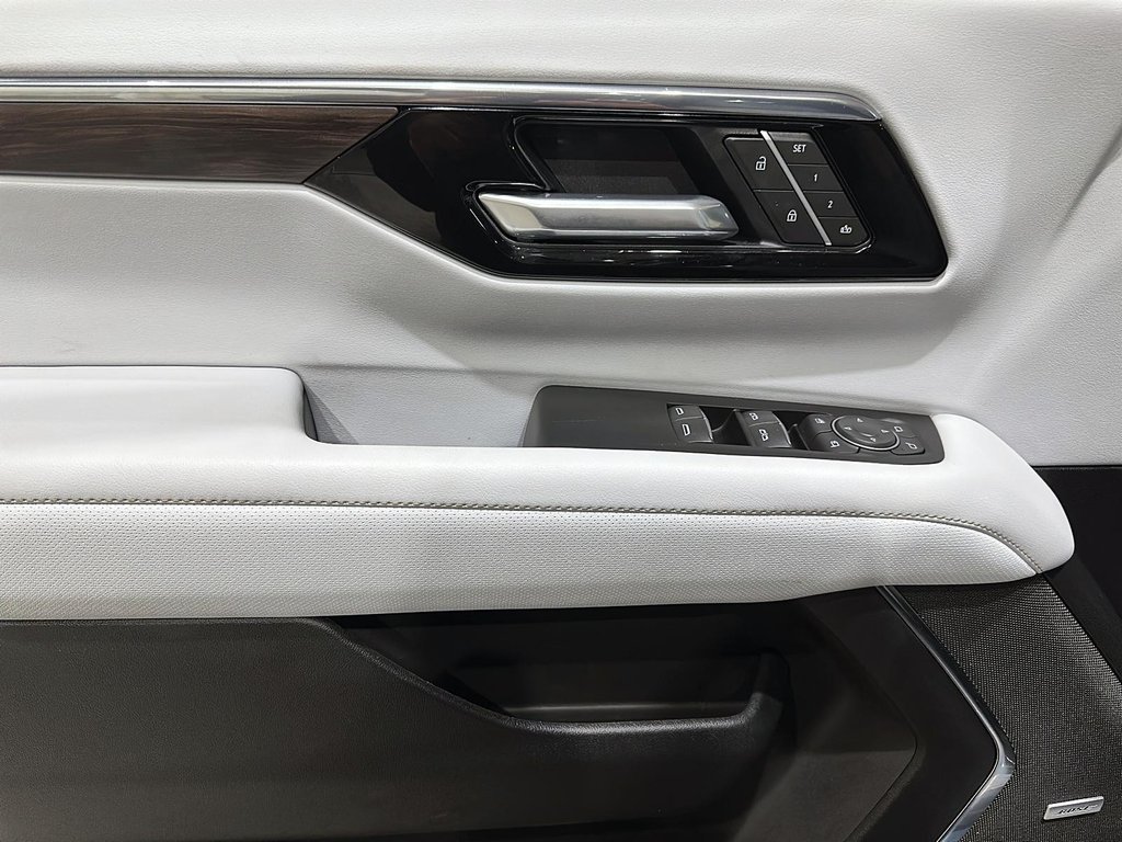 2025 Chevrolet Tahoe PREMIER in Stratford, Ontario - 10 - w1024h768px