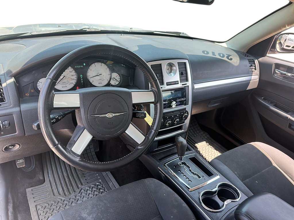 2010 Chrysler 300 C 4D SEDAN Sedan in Stratford, Ontario - 8 - w1024h768px