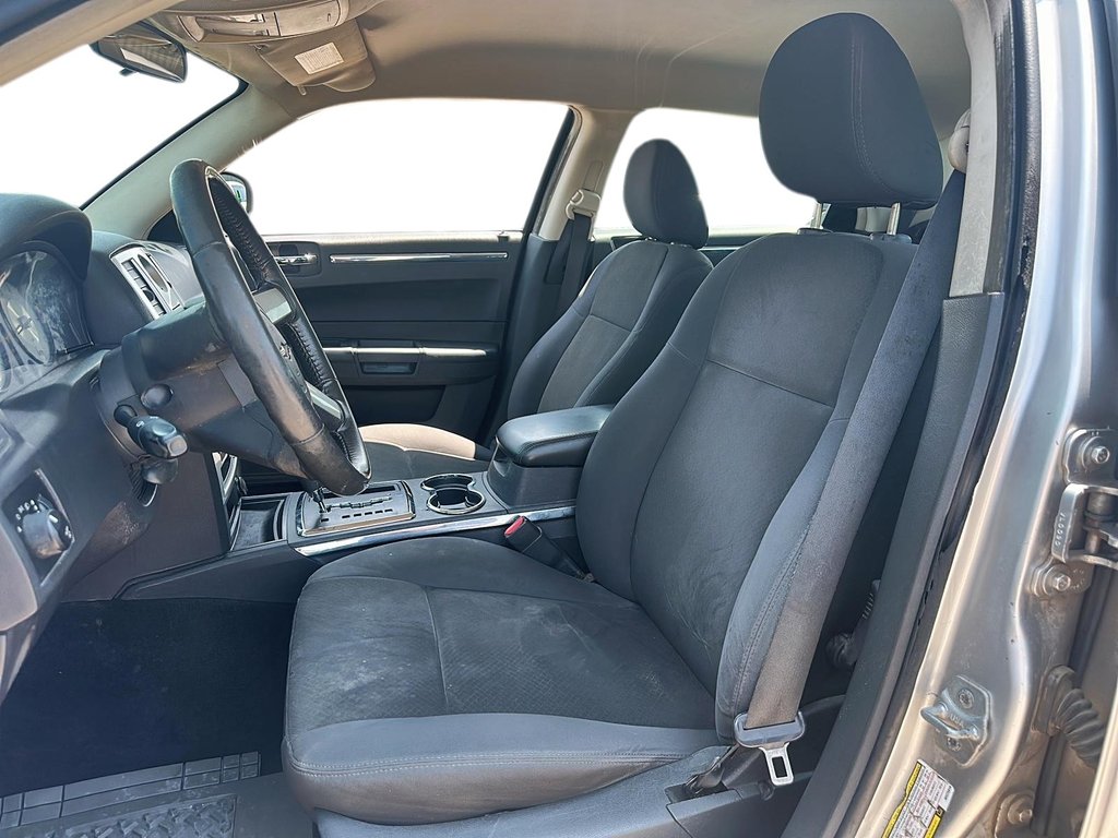 2010 Chrysler 300 C 4D SEDAN Sedan in Stratford, Ontario - 7 - w1024h768px