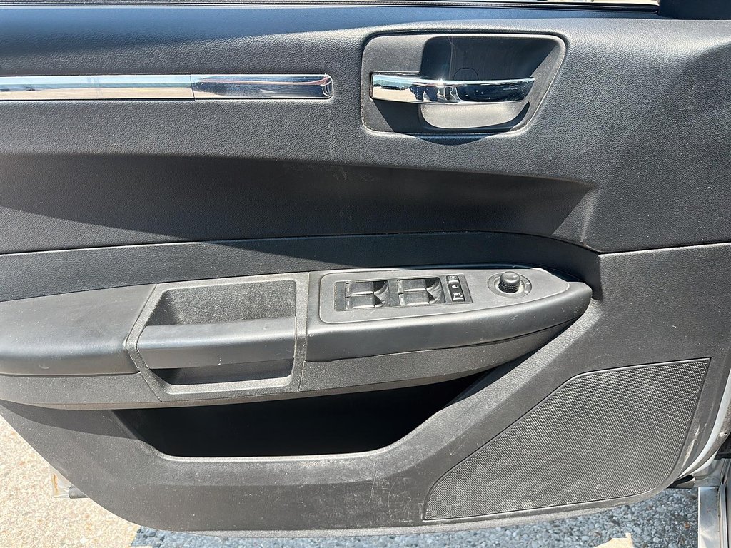 2010 Chrysler 300 C 4D SEDAN Sedan in Stratford, Ontario - 9 - w1024h768px