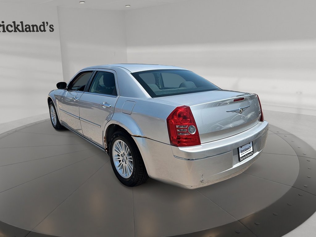 2010 Chrysler 300 C 4D SEDAN Sedan in Stratford, Ontario - 4 - w1024h768px