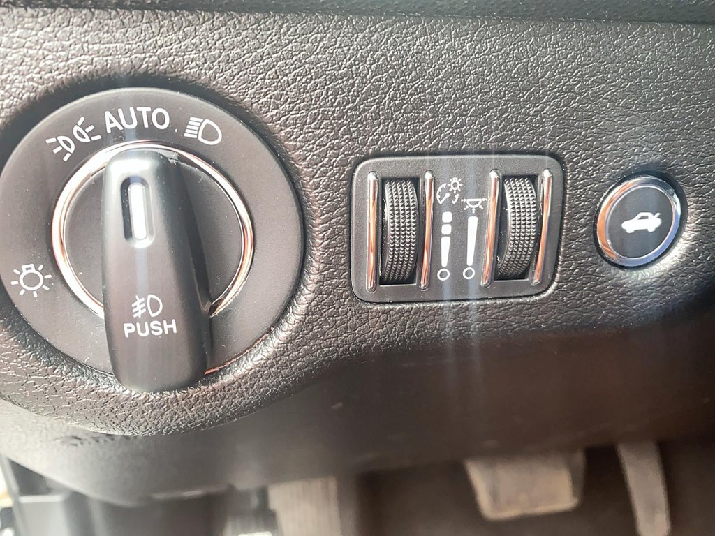 2022 Chrysler 300 TOURING L Sedan in Stratford, Ontario - 15 - w1024h768px