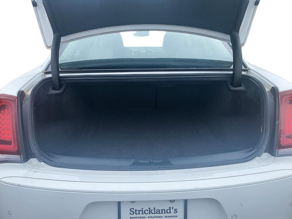 2022 Chrysler 300 TOURING L Sedan in Stratford, Ontario - 6 - w1024h768px