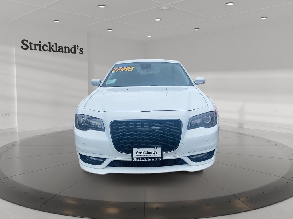 2022 Chrysler 300 TOURING L Sedan in Stratford, Ontario - 2 - w1024h768px