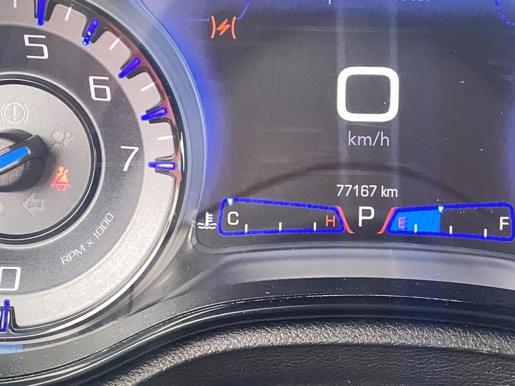 2022 Chrysler 300 TOURING L Sedan in Stratford, Ontario - 12 - w1024h768px