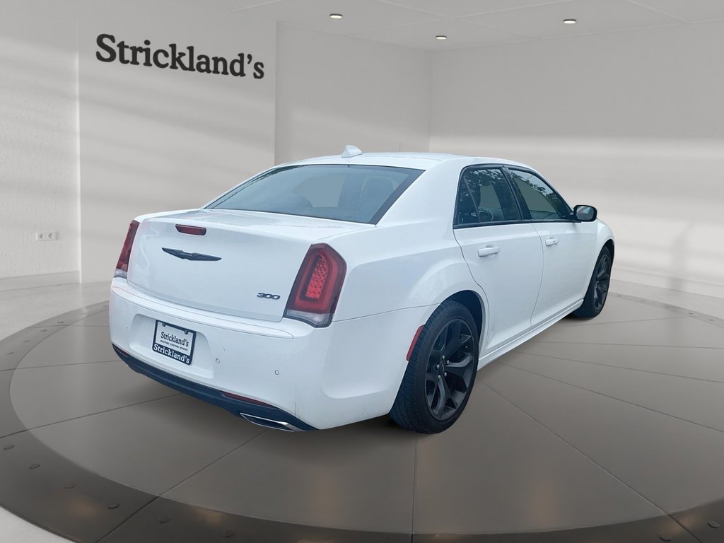 2022 Chrysler 300 TOURING L Sedan in Stratford, Ontario - 4 - w1024h768px