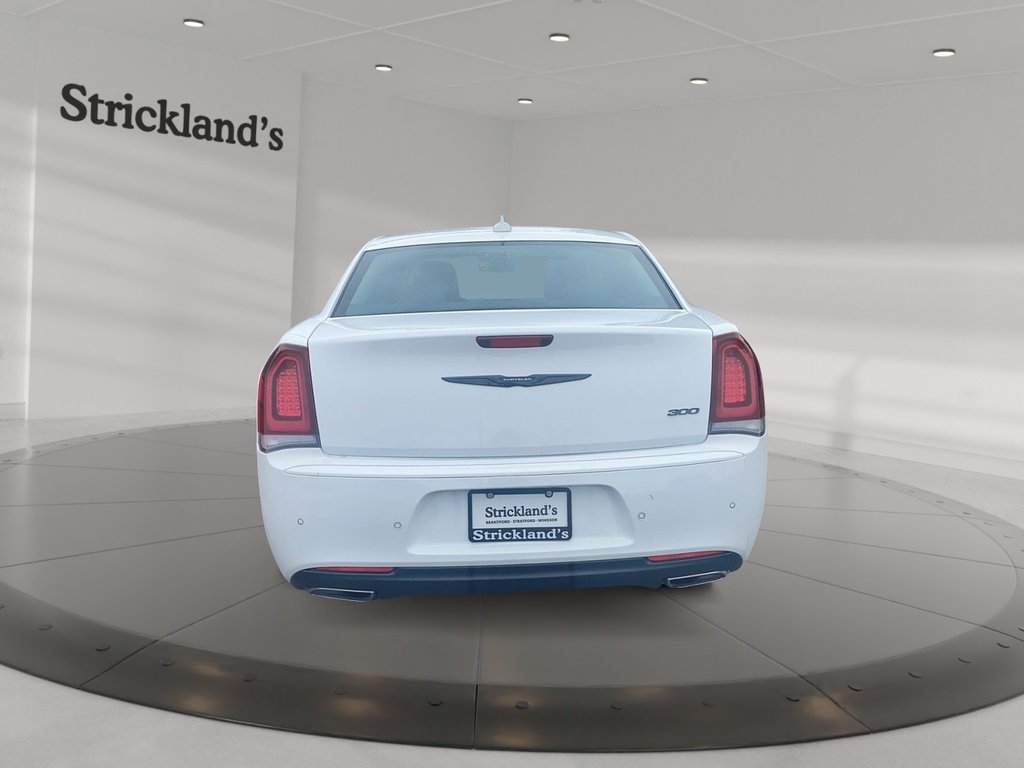 2022 Chrysler 300 TOURING L Sedan in Stratford, Ontario - 3 - w1024h768px