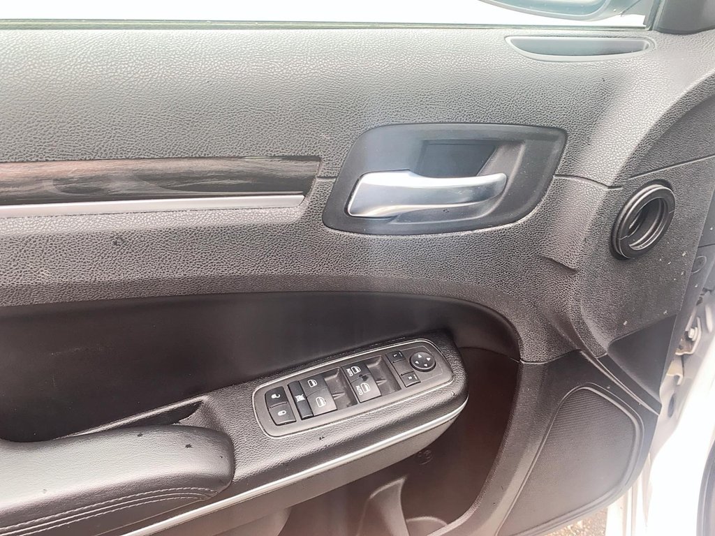 2022 Chrysler 300 TOURING L Sedan in Stratford, Ontario - 10 - w1024h768px