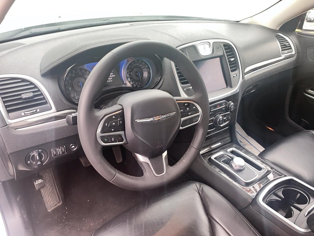 2022 Chrysler 300 TOURING L Sedan in Stratford, Ontario - 9 - w1024h768px