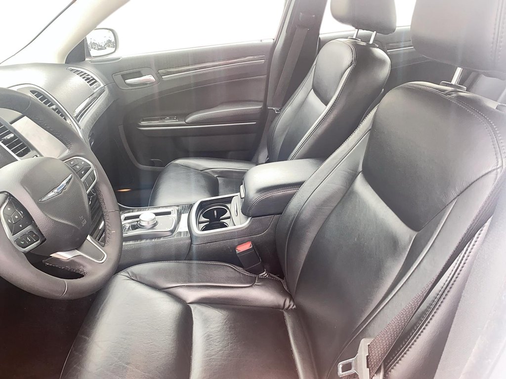 2022 Chrysler 300 TOURING L Sedan in Stratford, Ontario - 8 - w1024h768px