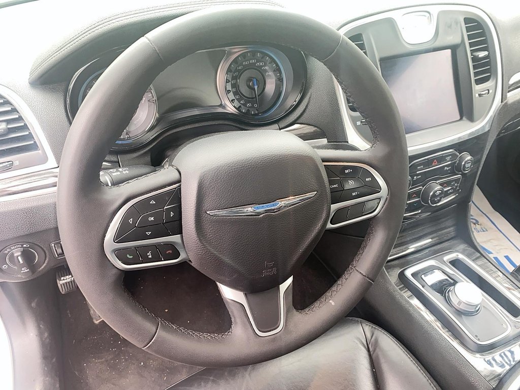 2022 Chrysler 300 TOURING L Sedan in Stratford, Ontario - 11 - w1024h768px