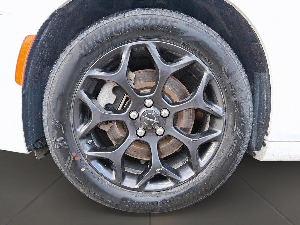2023 Chrysler 300 S AWD in Stratford, Ontario - 7 - w1024h768px