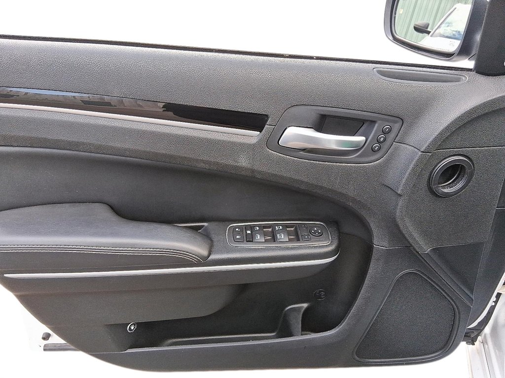 2023 Chrysler 300 S AWD in Stratford, Ontario - 11 - w1024h768px