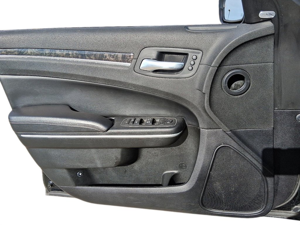 2023 Chrysler 300 TOURING L AWD in Stratford, Ontario - 11 - w1024h768px