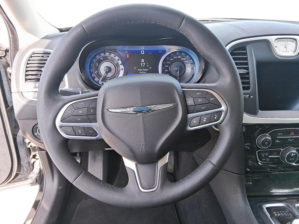2023 Chrysler 300 TOURING L AWD in Stratford, Ontario - 12 - w1024h768px