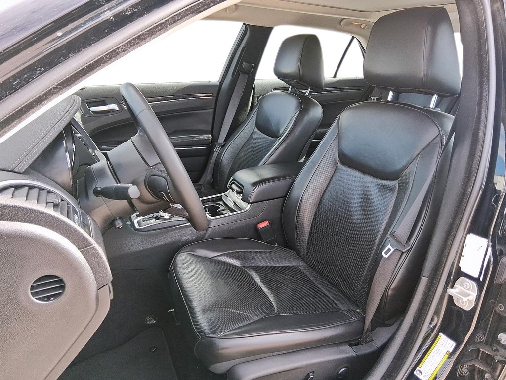 2023 Chrysler 300 TOURING L AWD in Stratford, Ontario - 8 - w1024h768px