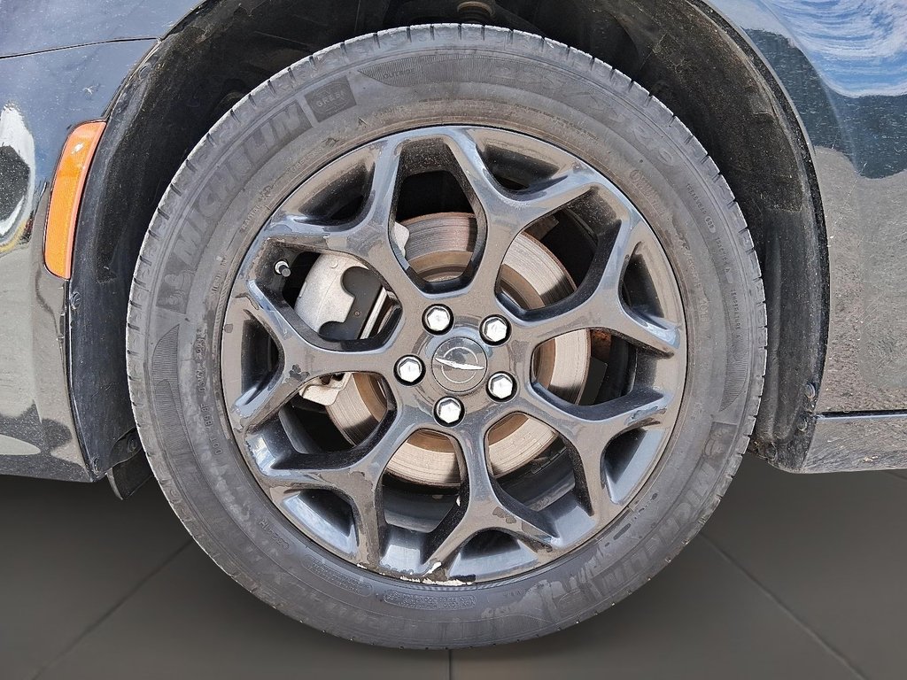 2023 Chrysler 300 TOURING L AWD in Stratford, Ontario - 7 - w1024h768px