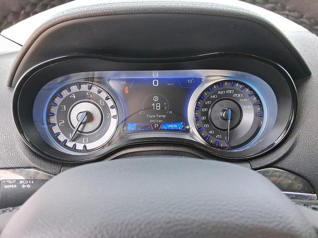 2023 Chrysler 300 TOURING L AWD in Stratford, Ontario - 14 - w1024h768px