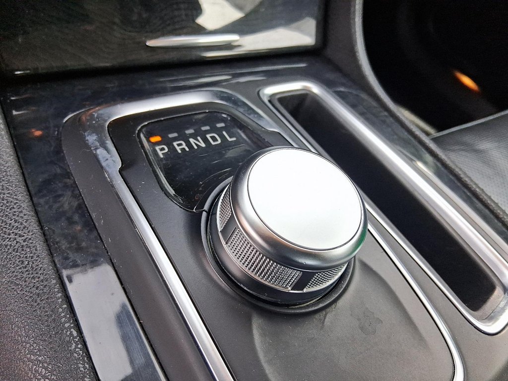 2023 Chrysler 300 TOURING L AWD in Stratford, Ontario - 16 - w1024h768px