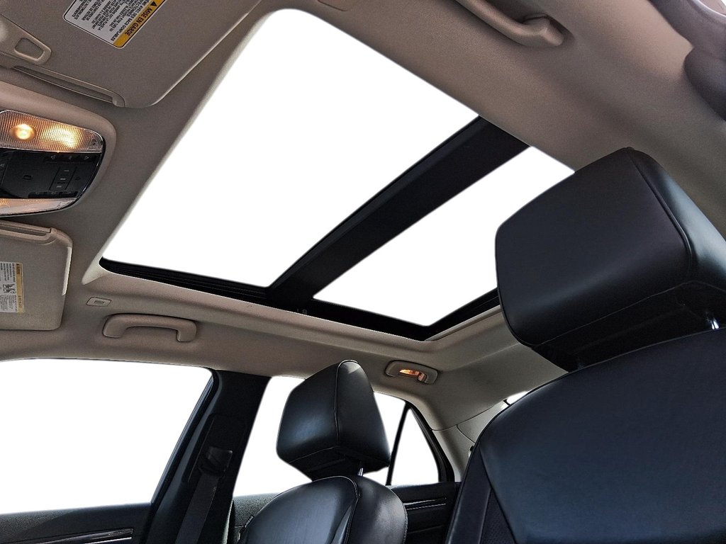 2023 Chrysler 300 TOURING L AWD in Stratford, Ontario - 17 - w1024h768px