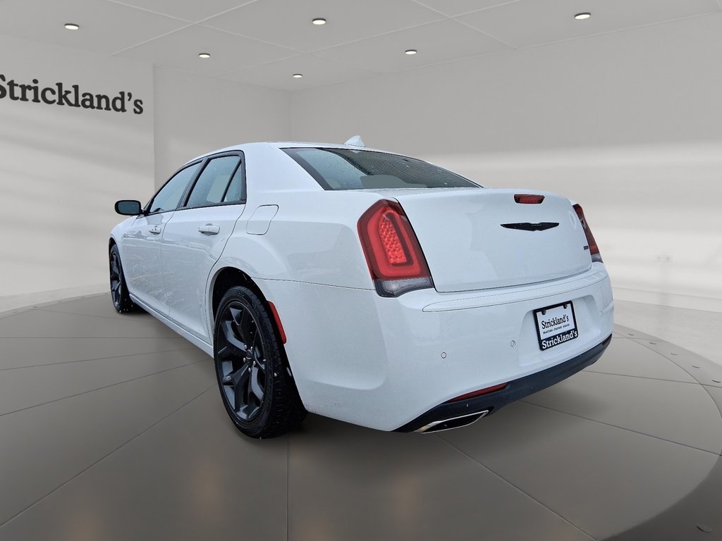 2023 Chrysler 300 TOURING L in Stratford, Ontario - 4 - w1024h768px