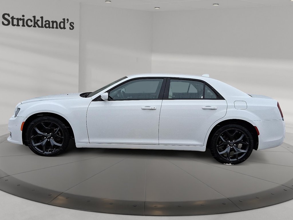 2023 Chrysler 300 TOURING L in Stratford, Ontario - 5 - w1024h768px