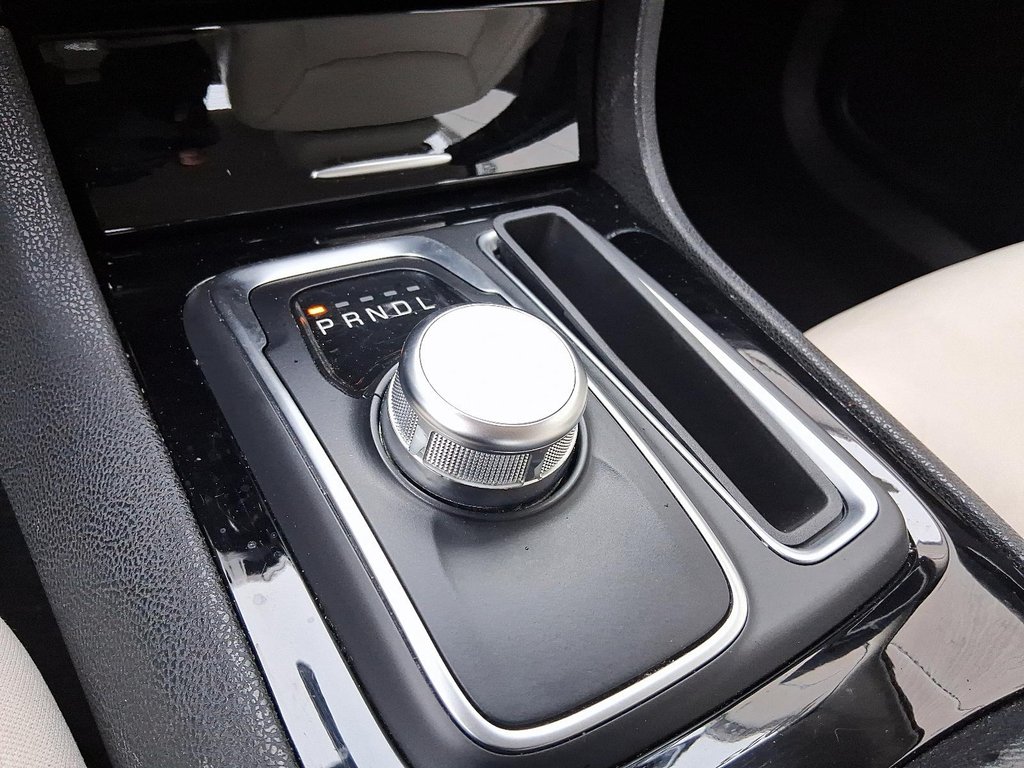 2023 Chrysler 300 TOURING L in Stratford, Ontario - 16 - w1024h768px