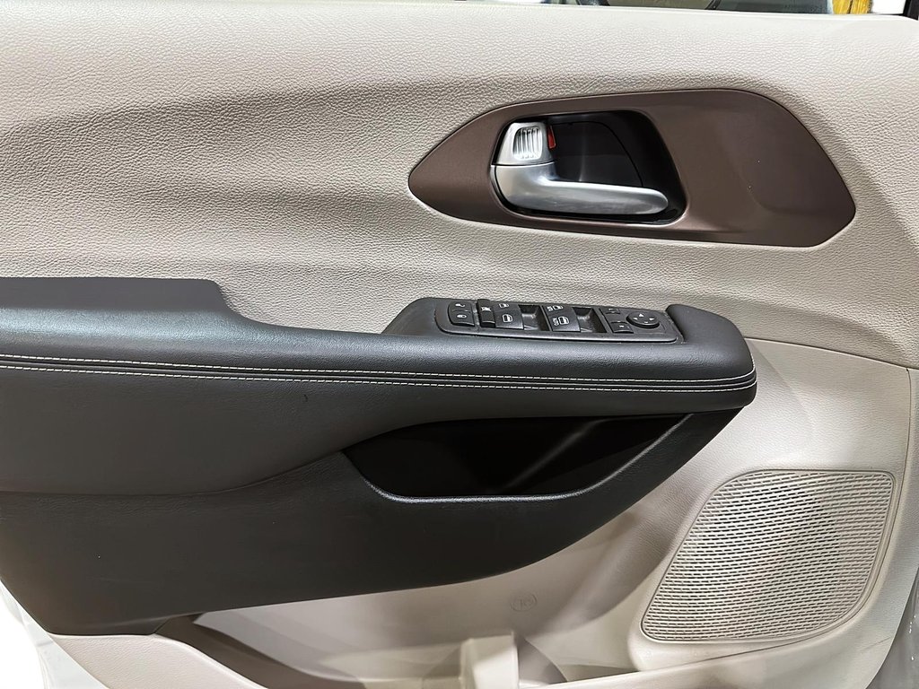 2024 Chrysler Grand Caravan SXT in Stratford, Ontario - 10 - w1024h768px