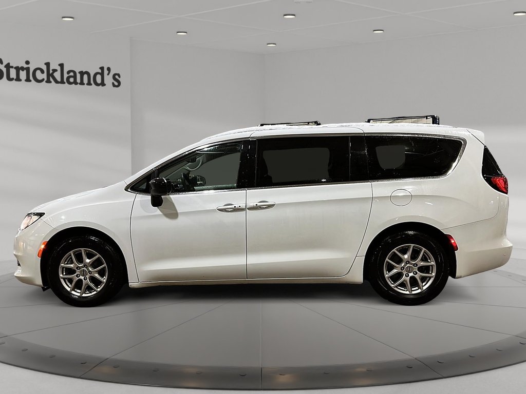 2024 Chrysler Grand Caravan SXT in Stratford, Ontario - 5 - w1024h768px