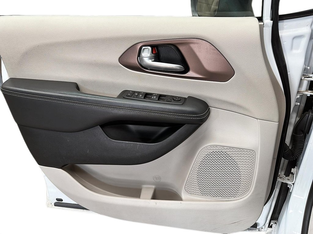 2024 Chrysler Grand Caravan SXT 3ROW in Stratford, Ontario - 10 - w1024h768px